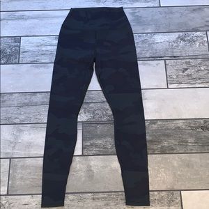 Green camo Alo Yoga vapor leggings. Size small